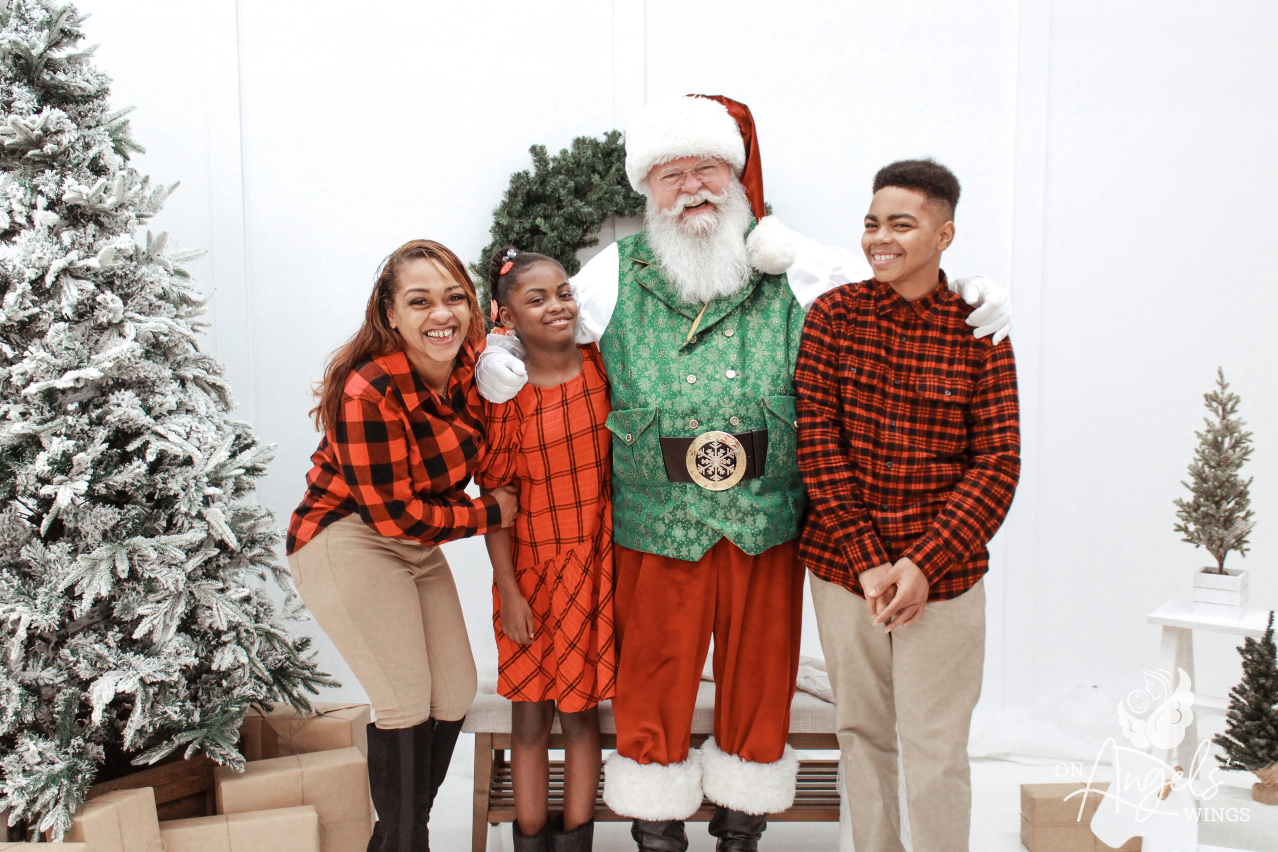 OAW Recipients in St. Louis Receive Free Santa Pictures